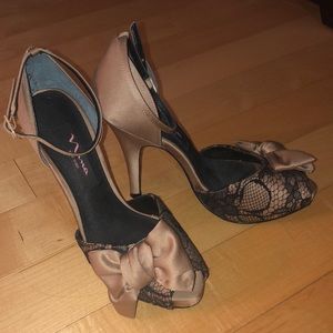 Holiday shoes! ✨ Nina New York size 6 tan lace heels